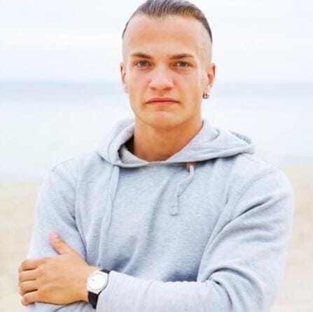 Ambitny młodszy partner w relacji