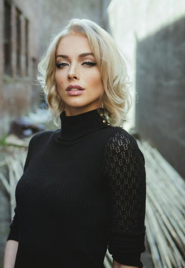 Dojrzała kobieta w relacji z młodszym partnerem