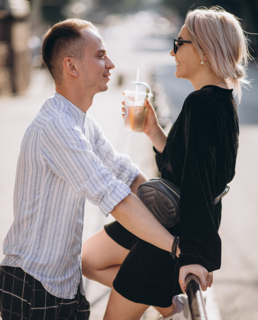 Para ciesząca się wspólnym wyjazdem